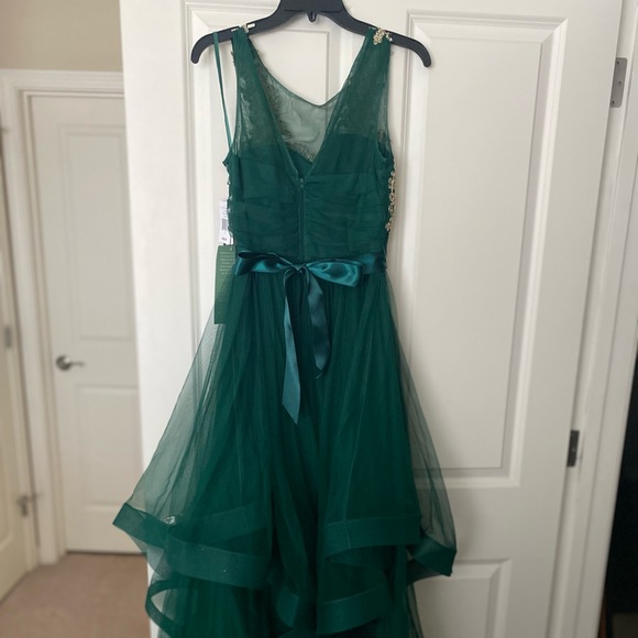 Brand new dress never worn with tags still on it. Size 9, but fits sizes 8-12 - Picture 2 of 4